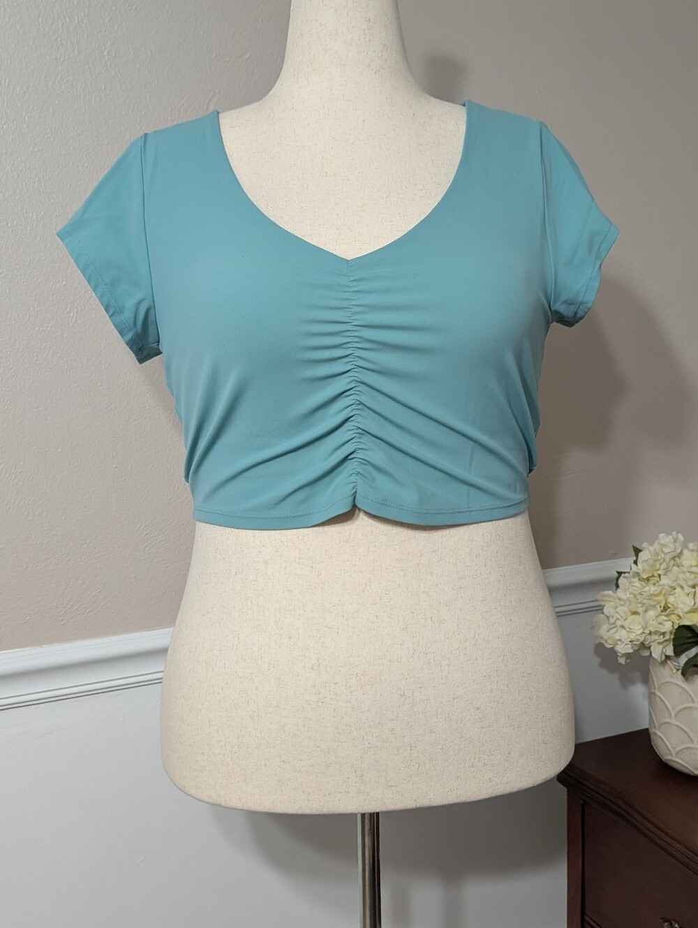 Old Navy Studio Smooth Crop Tee With Built In Shelf Bra Size XL Petite - Picture 2 of 5